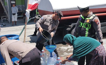 Polres Gresik Peduli, Salurkan Bantuan Air Bersih untuk Warga 3 Desa di Balongpanggang